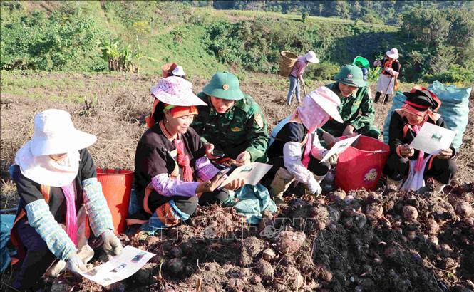 Bộ đội Biên phòng Lai Châu triển khai chương trình trang bị kỹ năng số cho người dân khu vực biên giới. Ảnh: Nguyễn Oanh-TTXVN